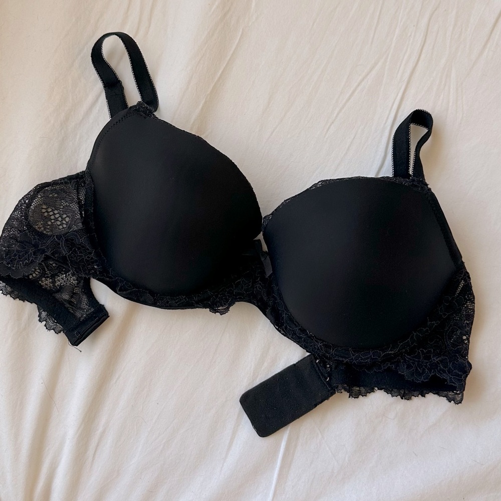 Black Victoria’s Secret bra